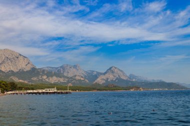Türkiye 'nin Antalya ilinin Kemer ilçesindeki Akdeniz kıyısı ve Taurus dağlarının manzarası