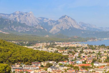 Türkiye 'nin Antalya ilinin Akdeniz kıyısındaki Kemer kasabasının manzarası. Türk Rivierası. Bir dağdan görünüm