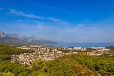 Türkiye 'nin Antalya ilinin Akdeniz kıyısındaki Kemer kasabasının manzarası. Türk Rivierası. Bir dağdan görünüm