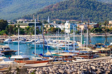 Türkiye 'nin Antalya ilinin Kemer limanındaki beyaz yatlar. Akdeniz 'de Kemer Marina