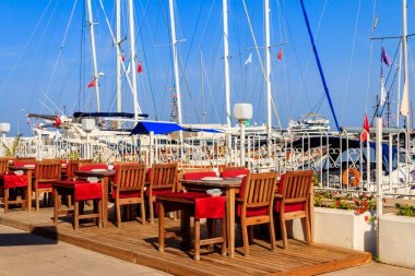 Türkiye 'de Akdeniz kıyısındaki Kemer (Kemer Marina) deniz limanında rahat bir kafe