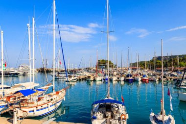 Türkiye 'nin Antalya ilinin Kemer limanındaki beyaz yatlar. Akdeniz 'de Kemer Marina