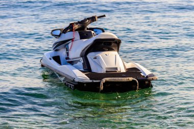 Denizde boş bir jet ski. Yaz tatili kavramı