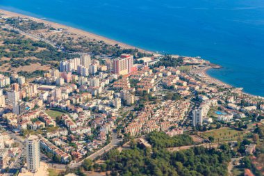 Türkiye 'de Antalya şehri ve Akdeniz' in havadan görünüşü. Uçaktan görünüm