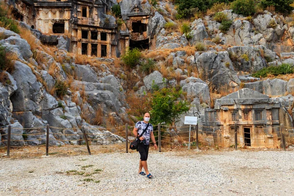 土耳其安塔利亚省德姆雷古城的游客戴着医疗面罩 大流行病期间旅行和个人保护的概念 — 图库照片