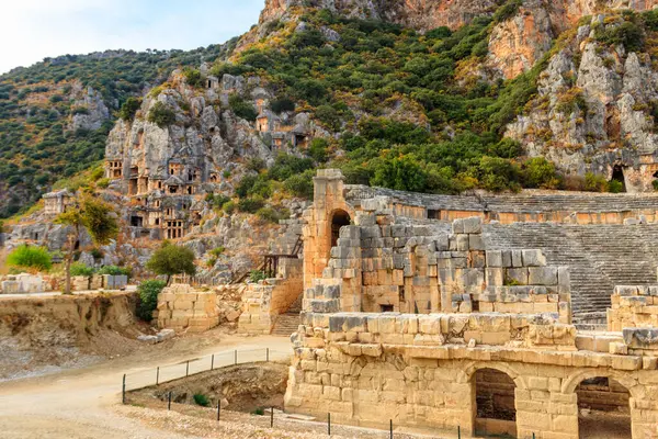 Ruinas Del Antiguo Teatro Greco Romano Tumbas Cortadas Roca Necrópolis —  Fotos de Stock