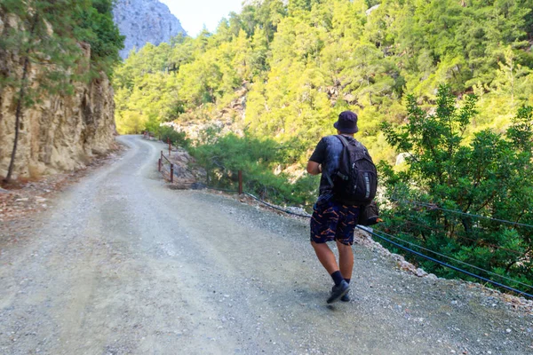 Hombre Caminando Las Montañas Tauro Turquía —  Fotos de Stock