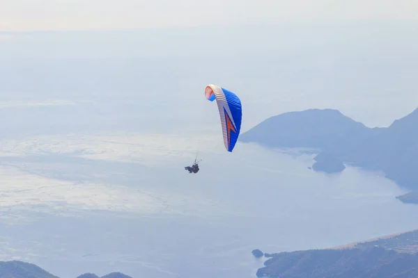 Gleitschirmflieger Fliegen Von Einem Gipfel Des Tahtali Berges Der Nähe — Stockfoto
