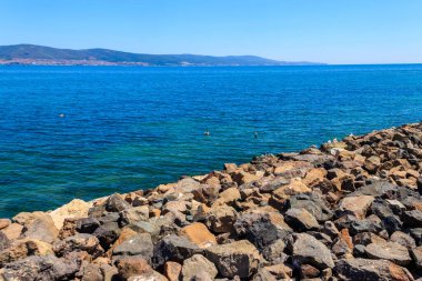 Bulgaristan 'da Karadeniz' in taşlı kıyıları