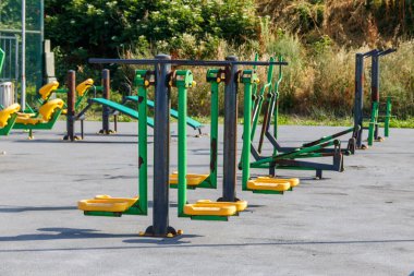 Spor aletleri ya da spor aletleri parkta.