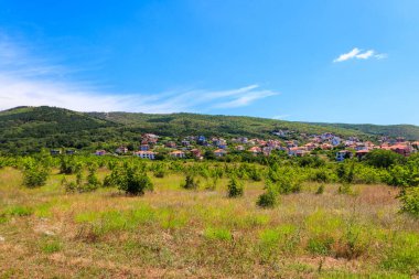 Bulgaristan 'ın Sveti Vlas kenti ve Balkan dağları manzaralı