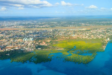 Tanzanya, Doğu Afrika 'daki Hint Okyanusu' ndaki tropik ada Zanzibar 'ın havadan görünüşü