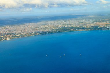 Tanzanya, Doğu Afrika 'daki Hint Okyanusu' ndaki tropik ada Zanzibar 'ın havadan görünüşü