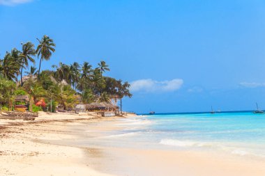 Tanzanya, Zanzibar 'daki tropik kumlu Nungwi plajı manzarası.