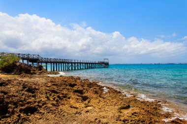 Zanzibar, Tanzanya 'daki Zanzibar Hapishanesi' nde açık mavi okyanusa giden ahşap iskele.