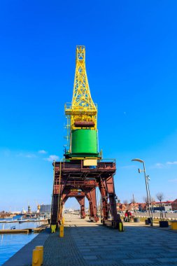 Polonya 'nın Szczecin kentindeki eski vinçler