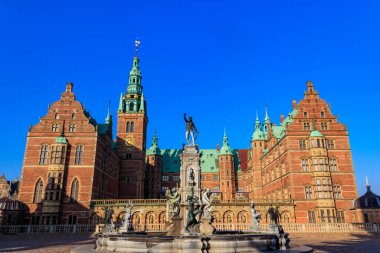 Danimarka 'nın Hillerod kentindeki Frederiksborg şatosunun önündeki Neptune Çeşmesi