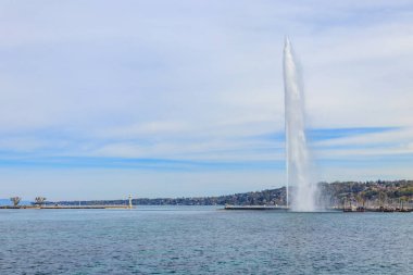 İsviçre Cenevre Cenevre Gölü 'ndeki Jet d' Eau çeşmesi.