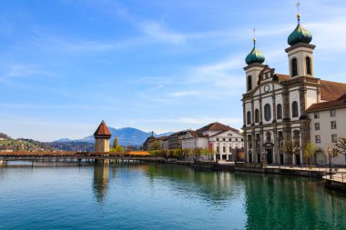 Cizvit kilisesi, Chapel köprüsü ve İsviçre, Lucerne 'deki Reuss nehri manzarası.
