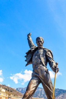 Montreux, İsviçre - 10 Nisan 2022: İngiliz rock yıldızı Freddie Mercury 'nin Montreux, İsviçre' deki anıtı.