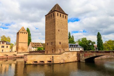Strazburg, Alsace, Fransa 'daki River III üzerindeki Ponts Couverts Ortaçağ Köprüsü manzarası