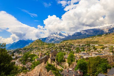 İsviçre, Valais Kantonu 'ndaki Sion Tepesi ve İsviçre Alpleri' nden panoramik manzara