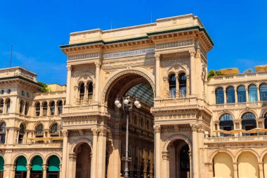 Milano, Lombardy, İtalya 'daki Piazza del Duomo (Katedral Meydanı)' ndaki Vittorio Emanuele Galerisi 'nin cephesi
