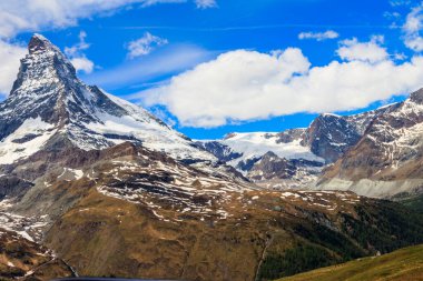 Güneşli bir günde, karlı Matterhorn Dağı 'nın zirvesi İsviçre' de mavi gökyüzü manzaralı. Karla kaplı İsviçre Alpleri 'nin güzel arka planı. Meşhur seyahat yeri