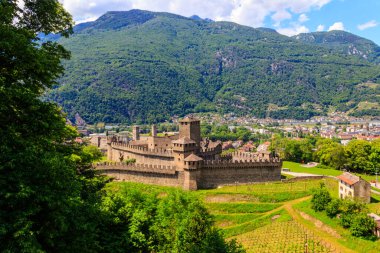 İsviçre Bellinzona 'daki Montebello Kalesi. UNESCO Dünya Mirası Alanı