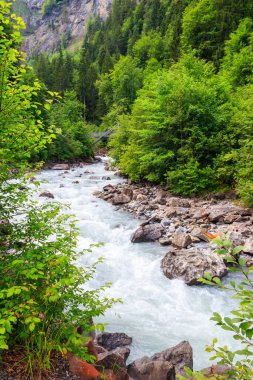 İsviçre 'deki Kander Nehri manzarası
