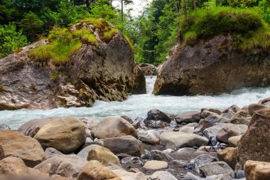 İsviçre 'deki Kander Nehri manzarası