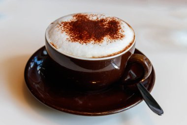 Masada bir fincan kapuçino.