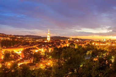 İsviçre 'deki eski Bern şehrinin gece manzarası