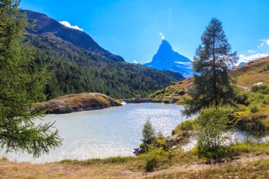 Yazın İsviçre 'nin Zermatt kentindeki Five Lakes Trail' de Moosjisee Gölü ve Matterhorn Dağı manzarası.