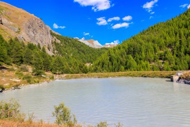 İsviçre 'nin Zermatt kentindeki Five Lakes Trail' deki Moosjisee Gölü ve İsviçre Alpleri manzarası
