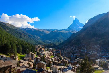 İsviçre 'nin Valais kantonundaki Zermatt kasabası ve Matterhorn Dağı manzarası