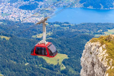 İsviçre, Lucerne Kantonu 'ndaki Pilatus Dağı' nın tepesine giden teleferik.