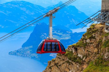 İsviçre, Lucerne Kantonu 'ndaki Pilatus Dağı' nın tepesine giden teleferik.