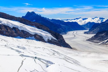 İsviçre 'nin Valais Kantonu' ndaki Alpler ve UNESCO mirasının en büyük buzulu olan Büyük Aletsch Buzulu manzarası