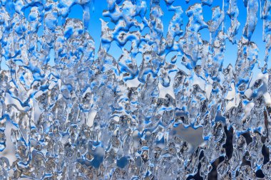 Kışın pencereye donmuş su damlaları düşer. Soyut arkaplan