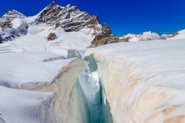 Bernese Oberland, İsviçre 'de Jungfraujoch yakınlarında Crevasse