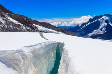 Bernese Oberland, İsviçre 'de Jungfraujoch yakınlarında Crevasse