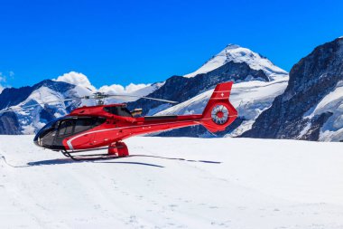 Kızıl helikopter, Bernese Oberland, İsviçre 'deki Jungfrau dağına indi.