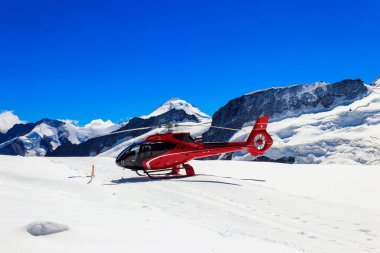 Kızıl helikopter, Bernese Oberland, İsviçre 'deki Jungfrau dağına indi.