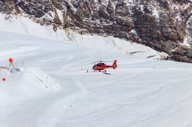 Kızıl helikopter, Bernese Oberland, İsviçre 'deki Jungfrau dağına indi.
