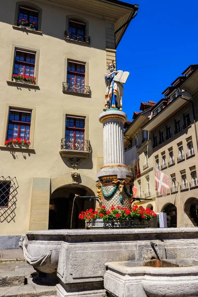 Moses Fountain (Mosesbrunnen) İsviçre 'nin Bern şehrindeki Munsterplatz' da bulunan bir çeşmedir. Musa 'nın On Emir Tuttuğu