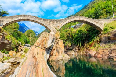 Lavertezzo, Verzasca Vadisi, Ticino Kantonu, İsviçre 'deki Verzasca nehrinin temiz suları üzerinde antik çift kemerli Roma köprüsü (Ponte dei Salti)