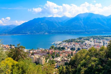 Locarno şehri ve İsviçre 'deki Maggiore Gölü manzarası