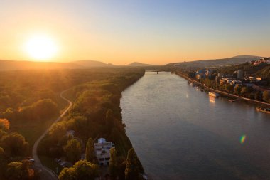 Slovakya 'nın Bratislava kentindeki köprünün gözlem güvertesinden Tuna nehrinin görüntüsü gün batımında