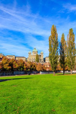 Sonbaharda Bern 'deki İsviçre Federal Sarayı manzarası